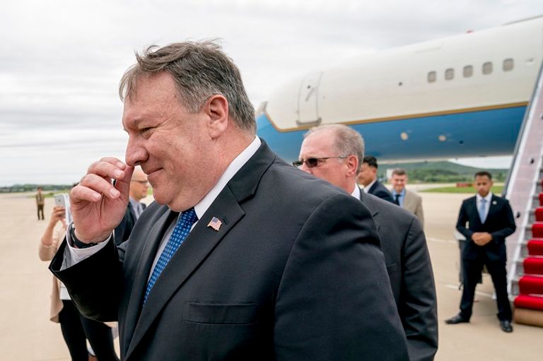 مايك بومبيو لدى وصوله إلى كوريا الشمالية- أ.ف.ب كيم أعطى نصائح خلال زيارة المزرعة لتحسين إنتاجية البطاطا