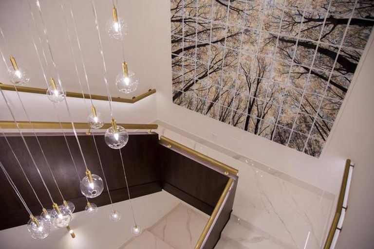 اللوحات الفنية تستقبلك في كل أرجاء الفندق