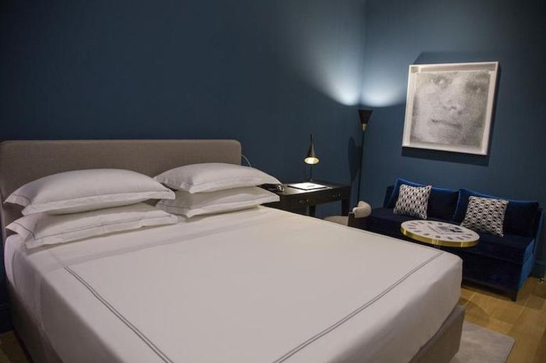 اللوحات الفنية تستقبلك في كل أرجاء الفندق