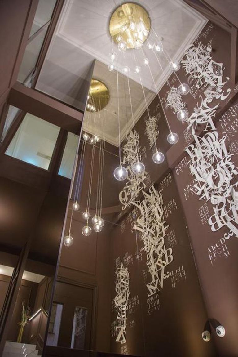 اللوحات الفنية تستقبلك في كل أرجاء الفندق