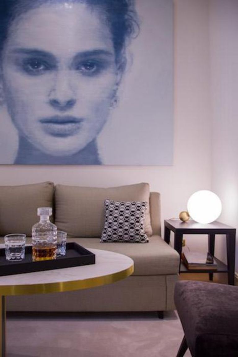 اللوحات الفنية تستقبلك في كل أرجاء الفندق