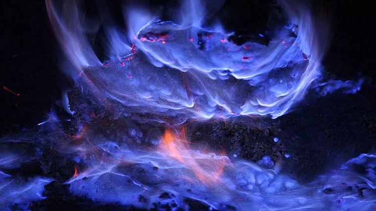 الحمم الزرقاء تضيء ليل جزيرة جاوة الإندونيسية