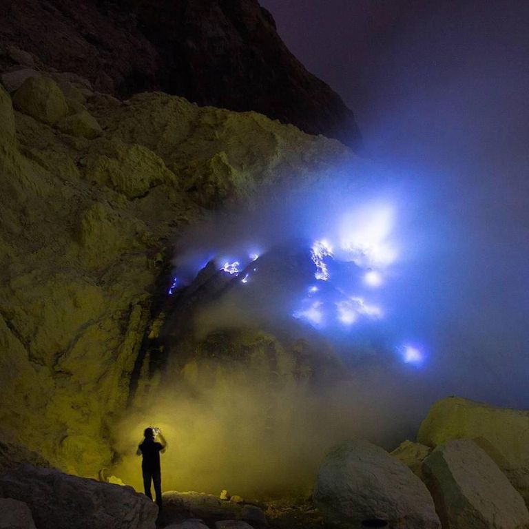 الحمم الزرقاء تضيء ليل جزيرة جاوة الإندونيسية