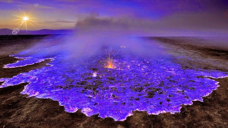 الحمم الزرقاء تضيء ليل جزيرة جاوة الإندونيسية