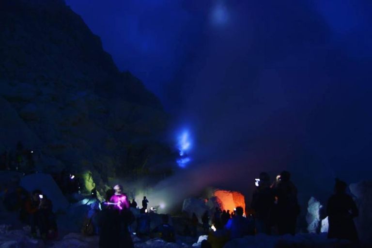 الحمم الزرقاء تضيء ليل جزيرة جاوة الإندونيسية