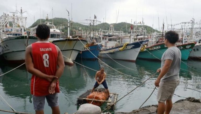 صيادو الأسماك في مرفأ باتوتزو في كيلونغ بتايوان قبل وصول الإعصار ماريا