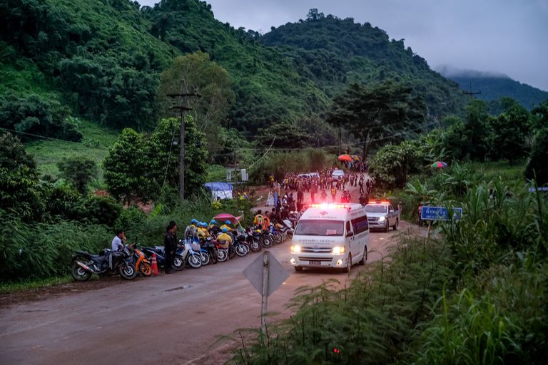 أطباء تايلانديون ينتظرون وصول أحد الأطفال عقب إنقاذه