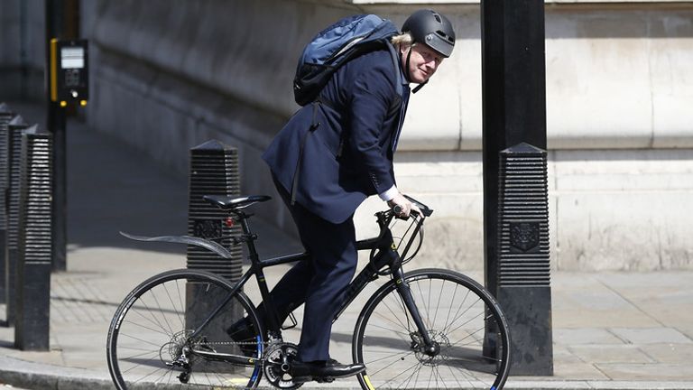 بوريس جونسون على دراجته الهوائية وزير الخارجية البريطاني المستقيل بوريس جونسون