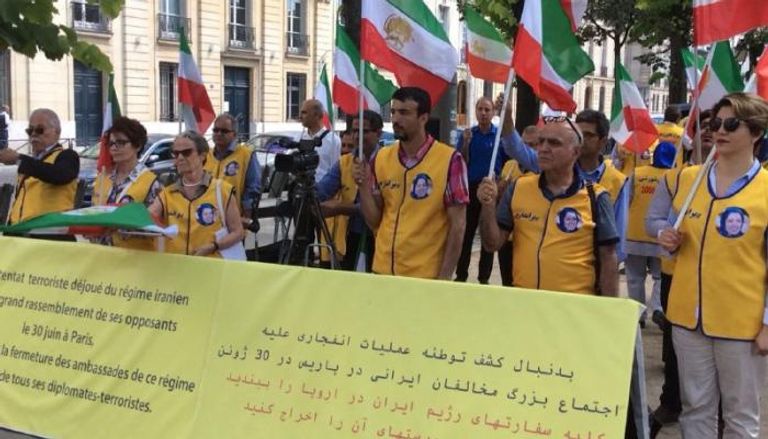 جانب من مظاهرات الإيرانيين  أمام مبنى وزارة الخارجية الفرنسية