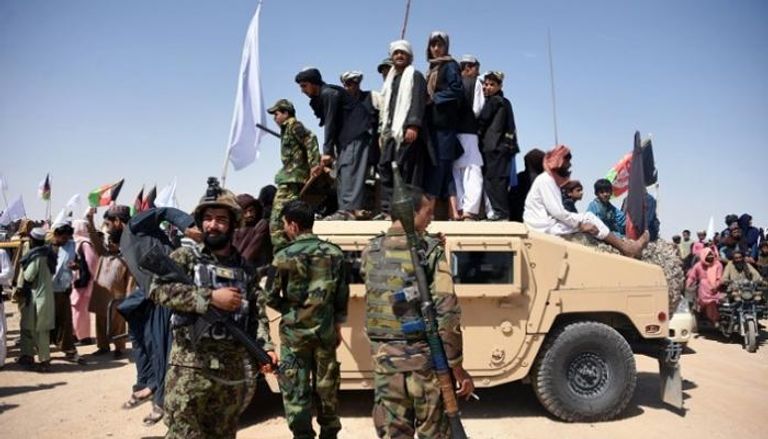 عناصر طالبان وجنود أفغان خلال وقف إطلاق النار مؤخرا