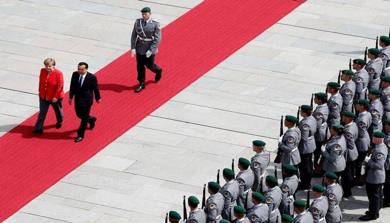 المستشارة الألمانية أنجيلا ميركل ورئيس الوزراء الصيني لي كه تشيانج
