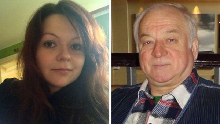 سكريبال وابنته يوليا عناصر من الشرطة البريطانية في موقع الحادث