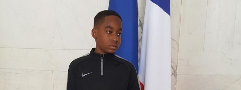 الطفل يانيل يفحص هيكل سيارة الرئيس ماكرون