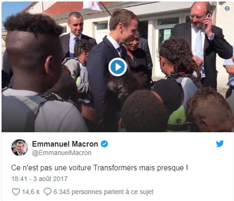 الطفل يانيل يفحص هيكل سيارة الرئيس ماكرون