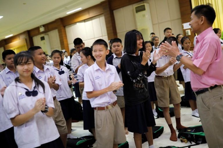 طلاب تايلانديون فرحون بإنقاذ فتية الكهف