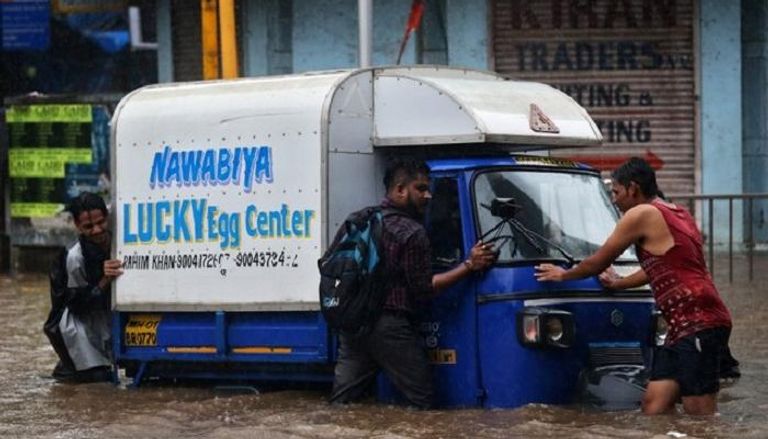 الأمطار تقتل 8 أطفال وامرأة وتحدث انهيارات أرضية بالهند