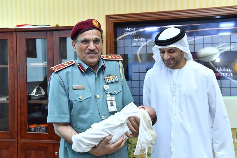 "إقامة دبي" تمنح الطفلة السعودية "إمارات" باقة "مواليد السعادة"