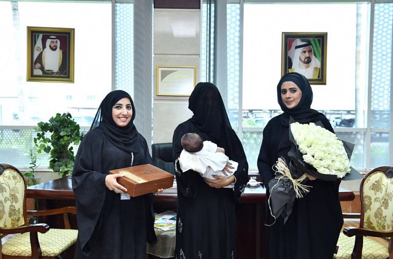"إقامة دبي" تمنح الطفلة السعودية "إمارات" باقة "مواليد السعادة"