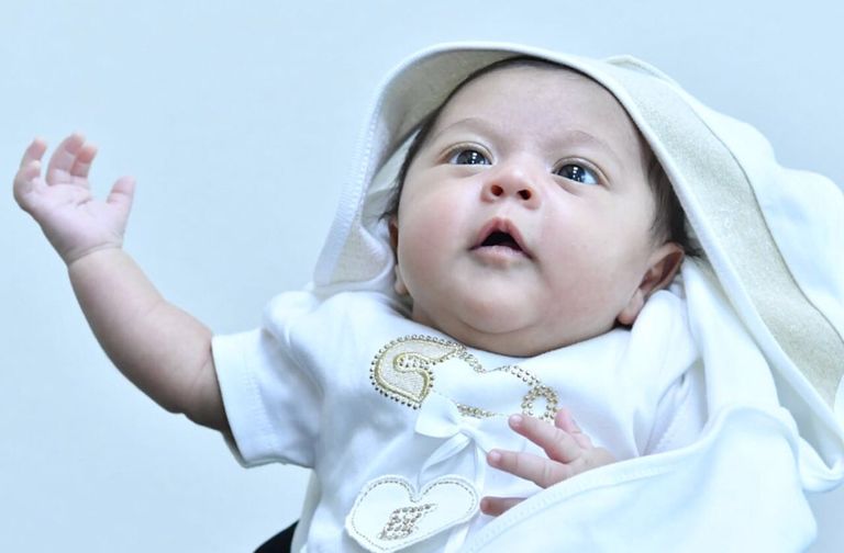 "إقامة دبي" تمنح الطفلة السعودية "إمارات" باقة "مواليد السعادة"