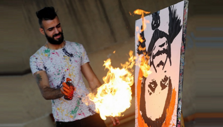 رسام مصري يستخدم النار في لوحاته الفنية 