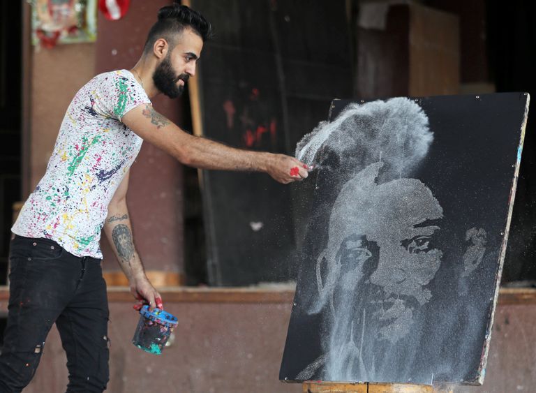 رسام مصري يستخدم النار في لوحاته الفنية