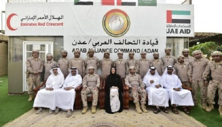 ريم الهاشمي خلال زيارتها قوة الواجب الإماراتية في عدن 