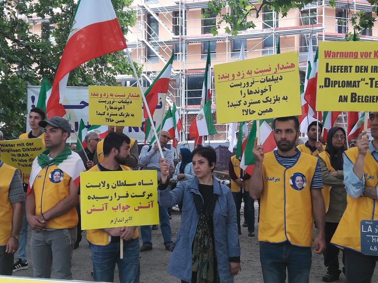 المحتجون هاجموا خامنئي احتجاجات المعارضة الإيرانية أمام مبنى الخارجية الألمانية