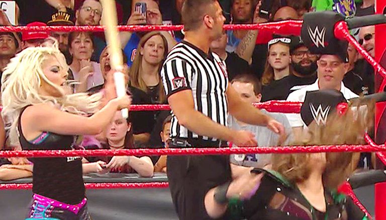 أليكسا بليس تضرب نيا جاكس بعصا الكندو