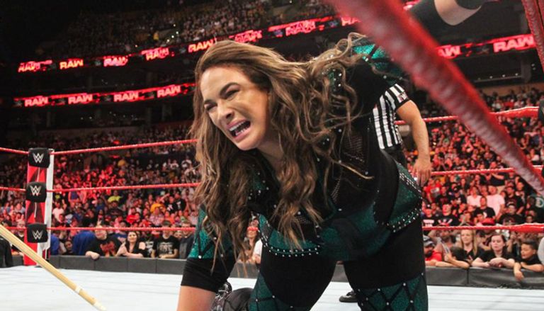 أليكسا بليس تضرب نيا جاكس بعصا الكندو