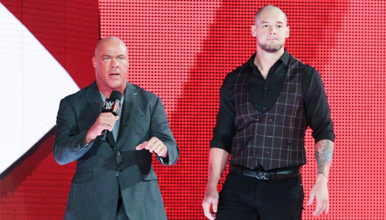 بوبي لاشلي يعتدي على رومان رينز