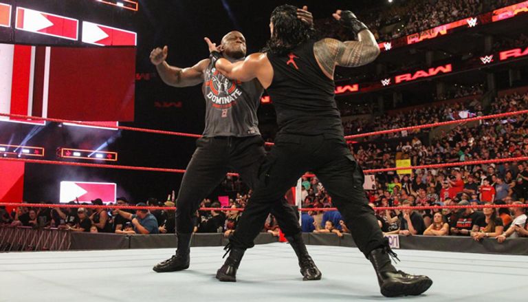 بوبي لاشلي يعتدي على رومان رينز