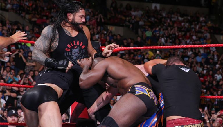 بوبي لاشلي يعتدي على رومان رينز