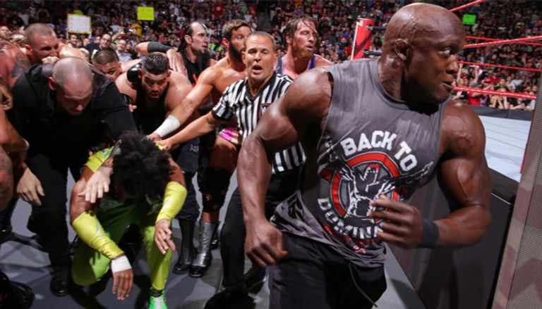 بوبي لاشلي يعتدي على رومان رينز