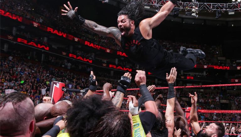 بوبي لاشلي يعتدي على رومان رينز