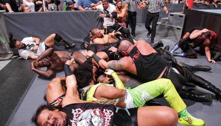 بوبي لاشلي يعتدي على رومان رينز