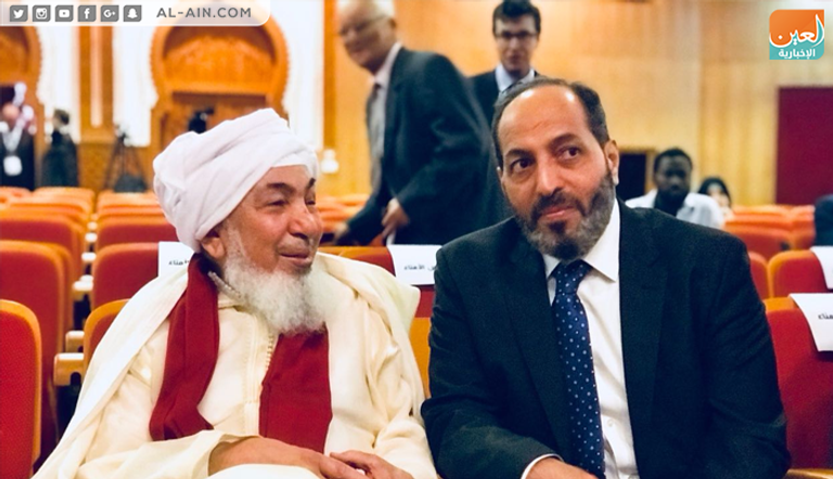 الشيخ عبدالله بن بيه والدكتور محمد مطر الكعبي الشيخ عبد الله بن بيه خلال الندوة