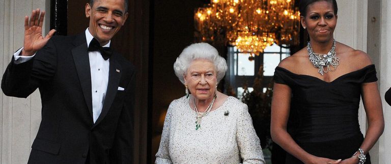 أوباما وزوجته وملكة إنجلترا عام 2006 في قصر بركنجهام ترامب وزوجته ميلانيا- أرشيفية