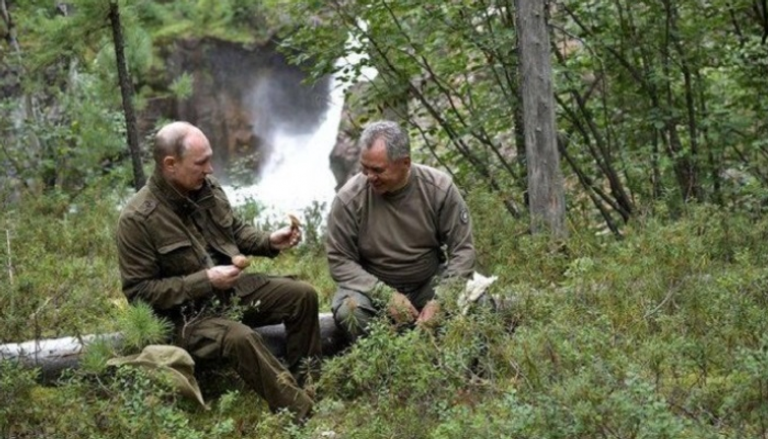 بوتين يمارس هواية جمع الفطر من غابات سيبريا مع وزير الدفاع سيرجي شويجو