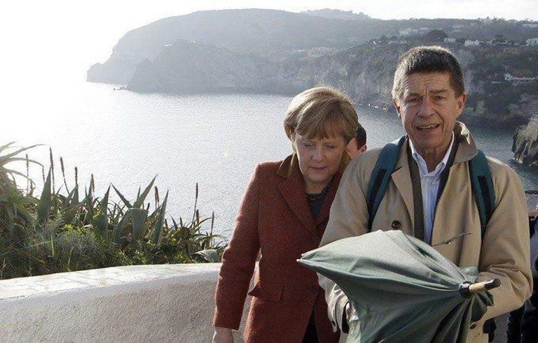 بوتين يمارس هواية جمع الفطر من غابات سيبريا مع وزير الدفاع سيرجي شويجو