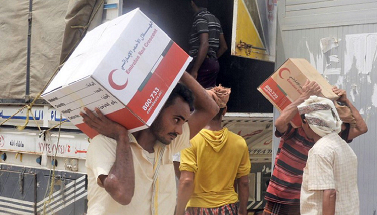 توزيع مساعدات إماراتية على أهالي اليمن - أرشيفية 