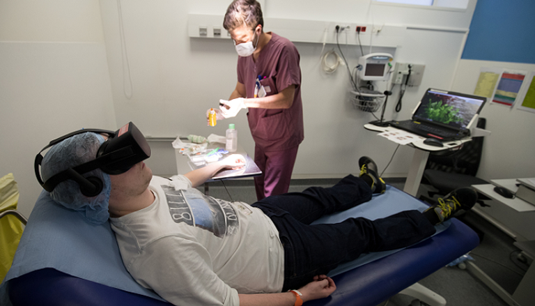 استخدام نظارات الواقع الافتراضي في المستشفيات