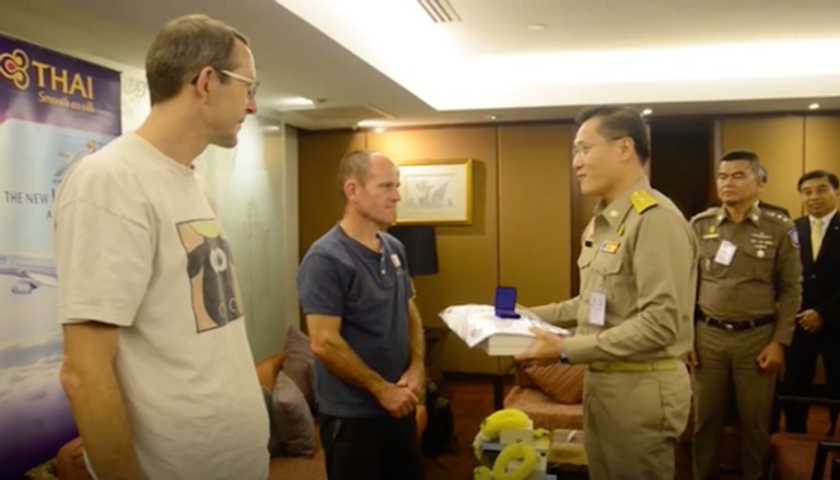 تايلاند تكرم غواصَيْن بريطانيين شاركا في إنقاذ فتية الكهف