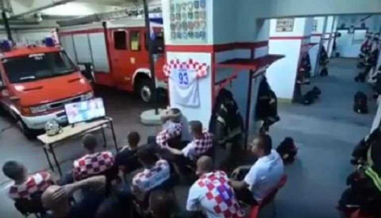 رجال الإطفاء يشاهدون المباراة