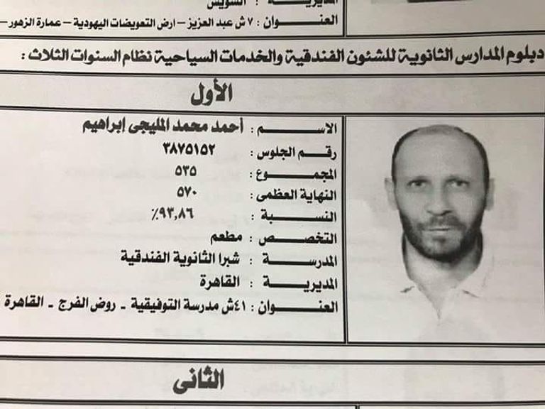 أحمد الحمصاني داخل متجره