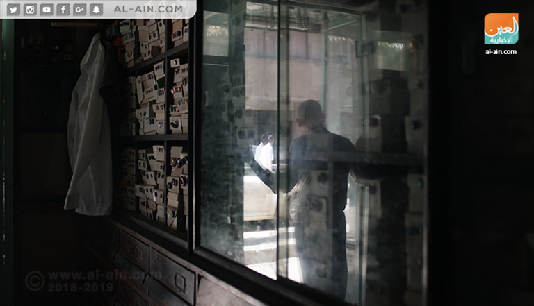 أحمد الحمصاني داخل متجره