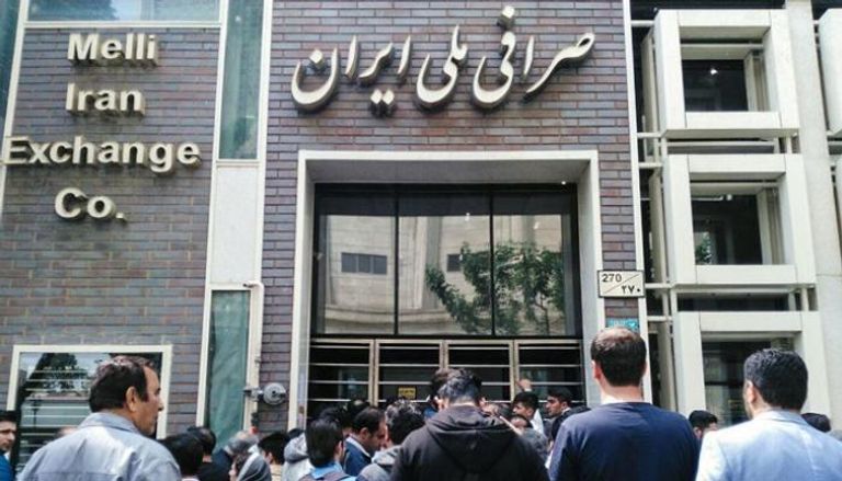 إيرانيون يبحثون عن الدولار- أرشيفية