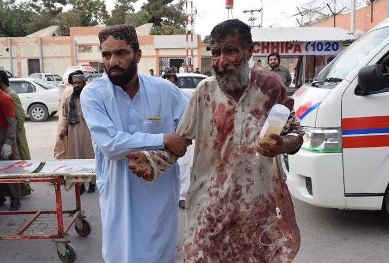 جانب من أعمال الإغاثة عقب وقوع الحادث أحد الضحايا يبكي على فقدان أحد ضحايا الهجوم- (أ ف ب)