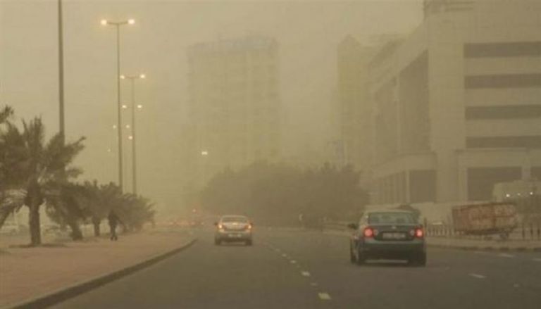 "أرصاد الإمارات" يحذر من تدني الرؤية بسبب الغبار
