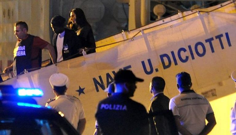 الشرطة تصطحب المهاجرين من على السفينة- أ.ف.ب