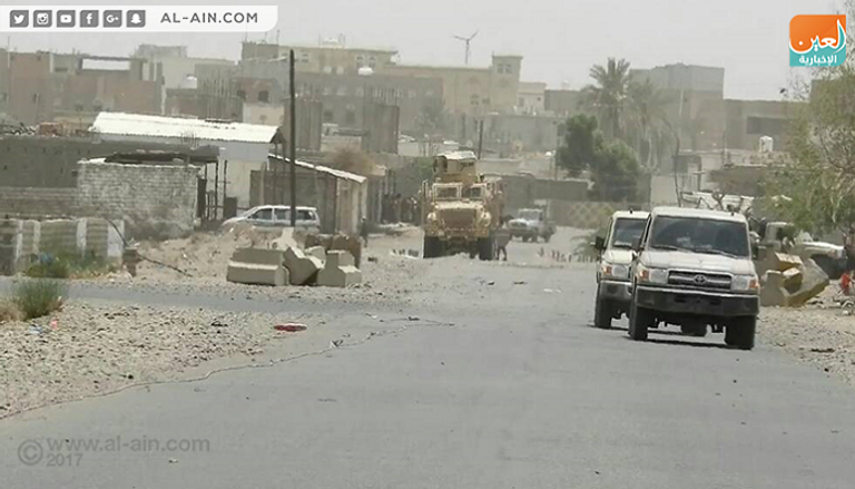 آثار قذائف الحوثي الإرهابية على شوارع التحيتا جنوب الحديدة